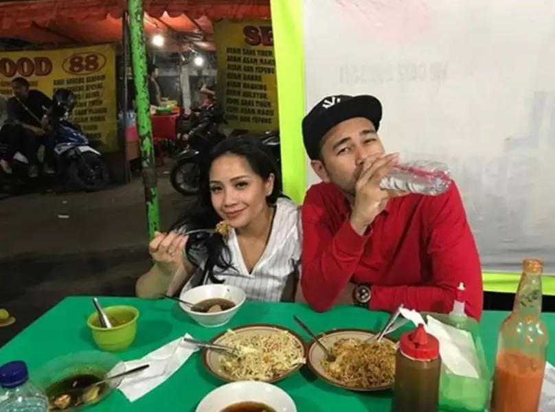 seleb jajan di warung kaki lima © 2021 brilio.net