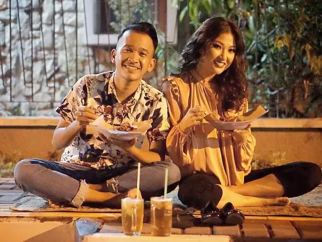 seleb jajan di warung kaki lima © 2021 brilio.net