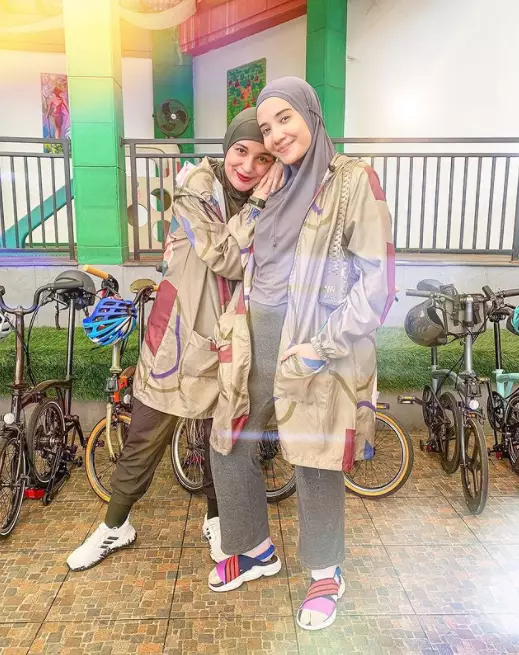 Zaskia Sungkar dan Shireen Sungkar dari kecil © 2021 brilio.net Zaskia Sungkar dan Shireen Sungkar dari kecil © 2021 brilio.net