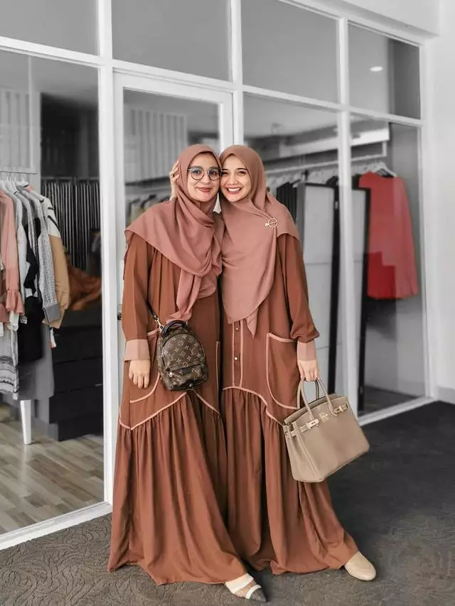 Zaskia Sungkar dan Shireen Sungkar dari kecil © 2021 brilio.net Zaskia Sungkar dan Shireen Sungkar dari kecil © 2021 brilio.net