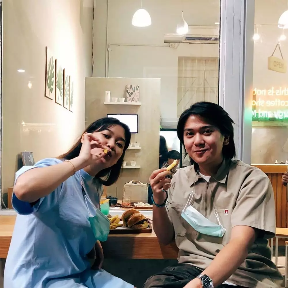 Iqbaal Ramadhan dan Zidny Lathifa kencan © 2021 brilio.net