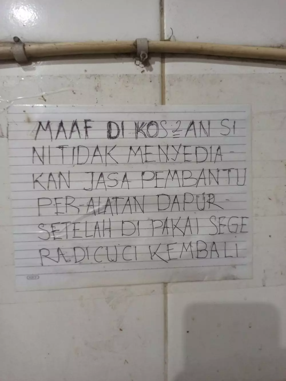 tulisan di wastafel kos © 2021 brilio.net