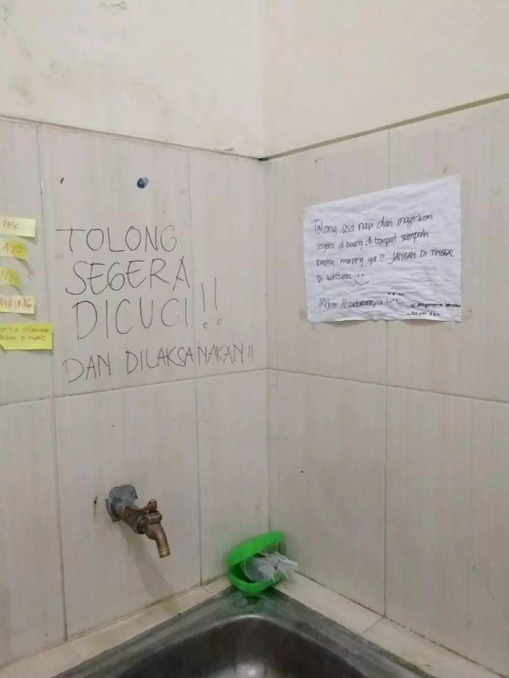 tulisan di wastafel kos © 2021 brilio.net