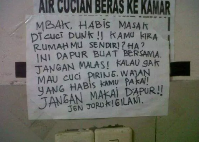 tulisan di wastafel kos © 2021 brilio.net