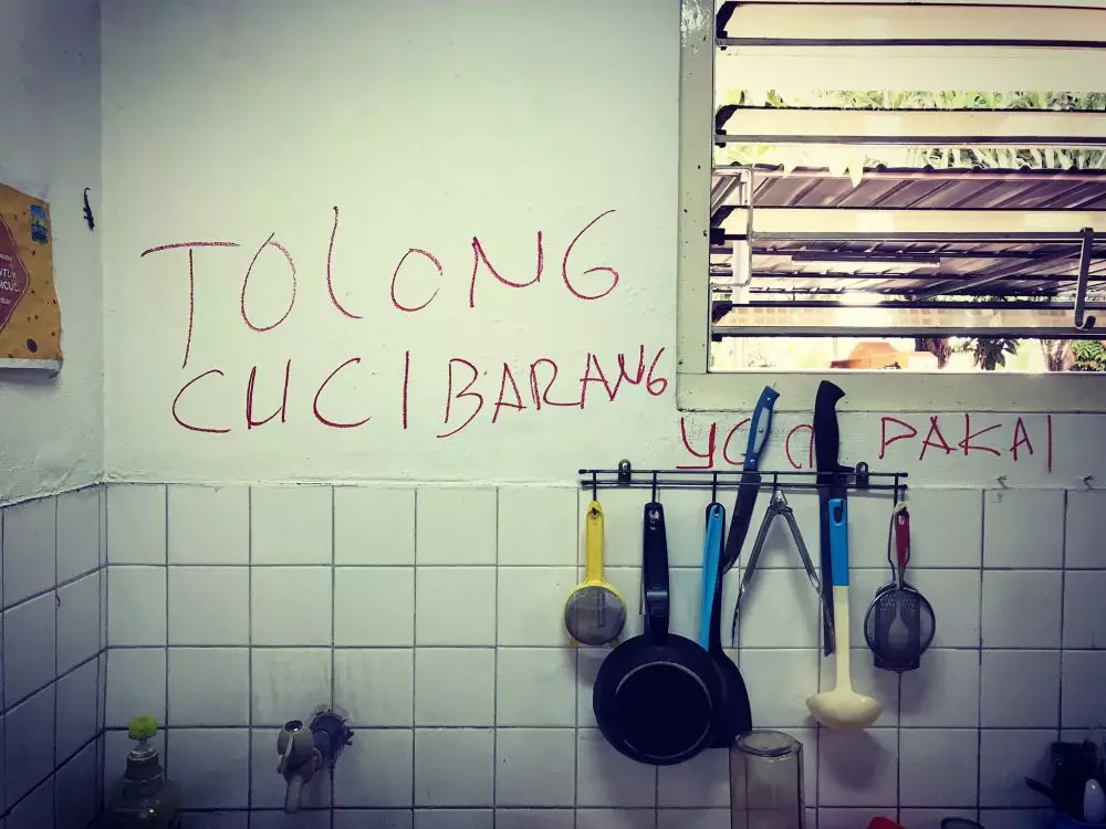 tulisan di wastafel kos © 2021 brilio.net