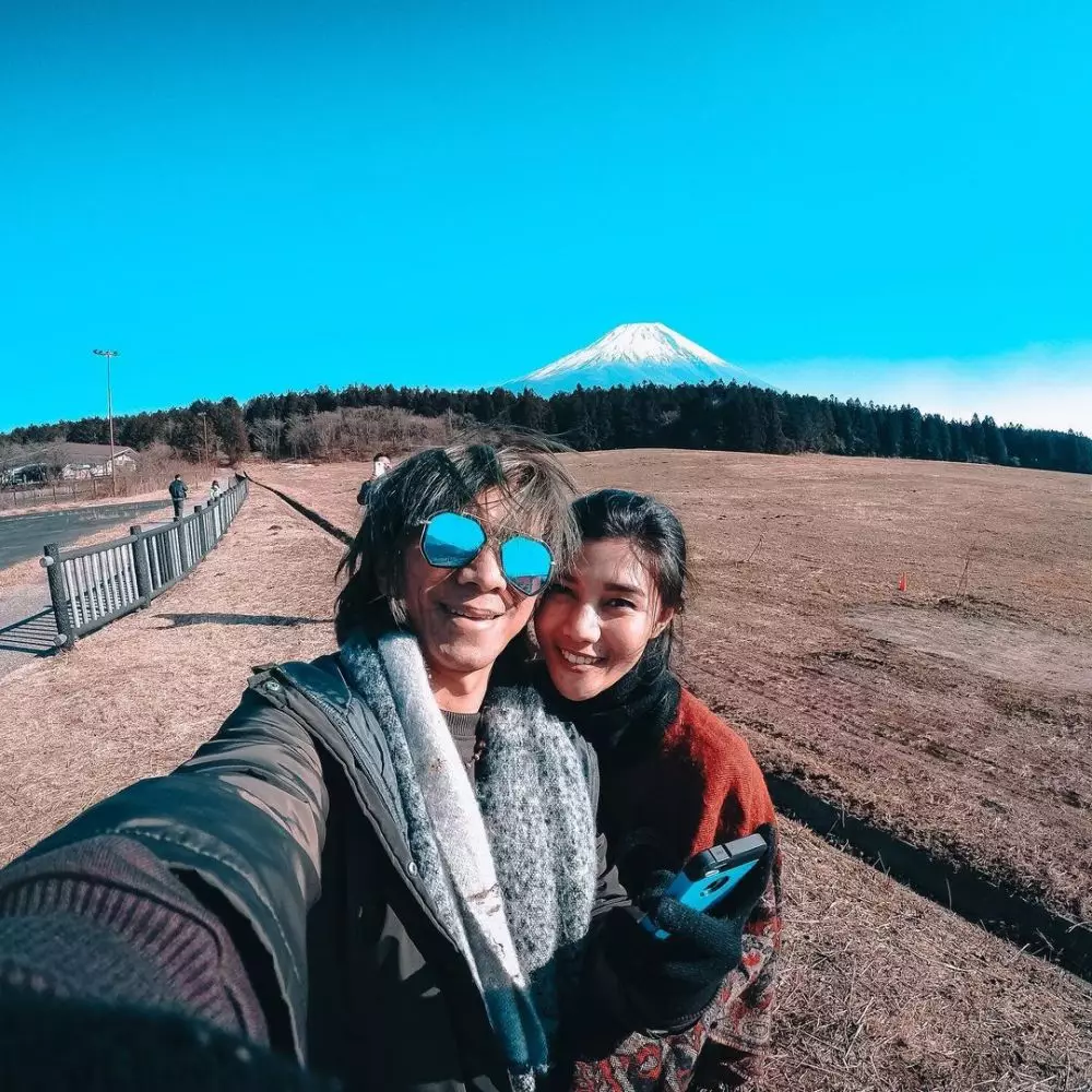 momen manis gitaris dan pasangan © Instagram