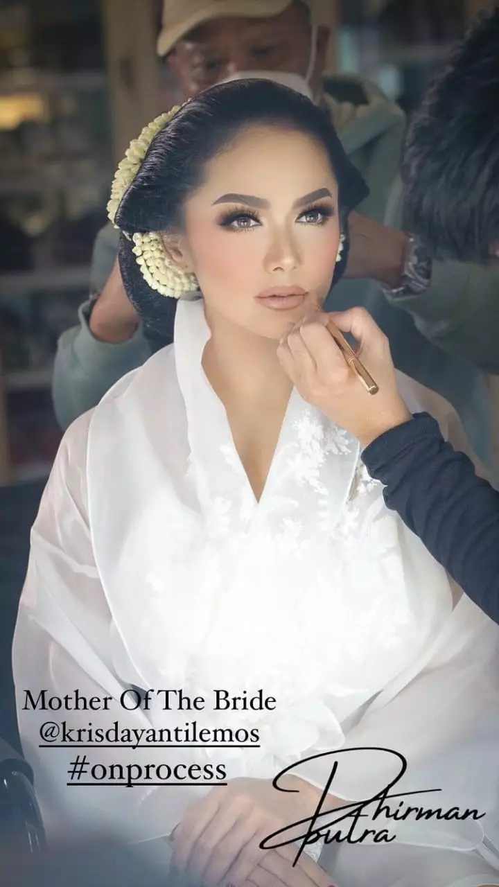 potret krisdayanti di pernikahan atta aurel © Instagram  potret krisdayanti di pernikahan atta aurel © Instagram