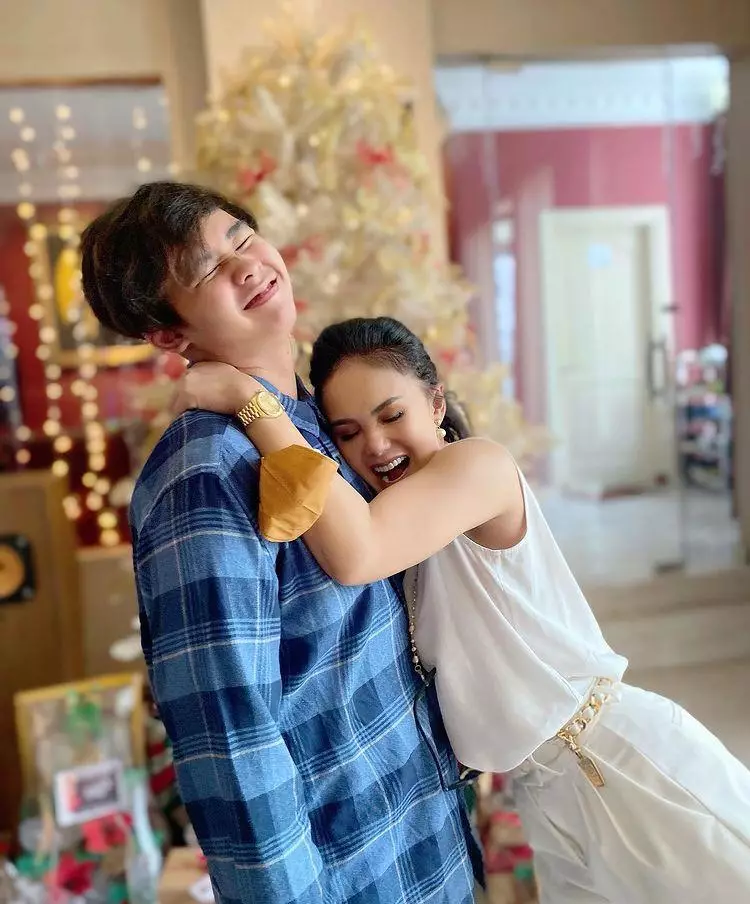 10 Potret kompak Yuni Shara dan dua putranya, gayanya curi perhatian © 2021 brilio.net 10 Potret kompak Yuni Shara dan dua putranya, gayanya curi perhatian © 2021 brilio.net