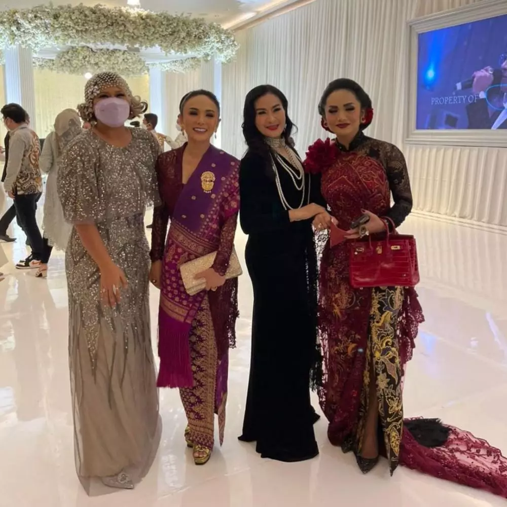 gaya seleb di syukuran atta aurel © Instagram