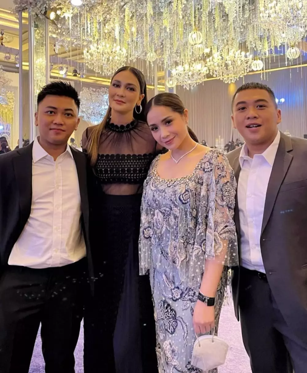 gaya seleb di syukuran atta aurel © Instagram