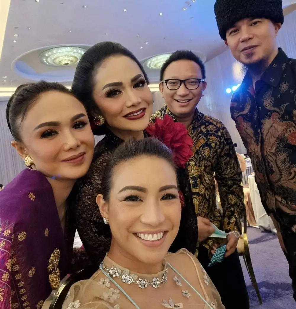 gaya seleb di syukuran atta aurel © Instagram