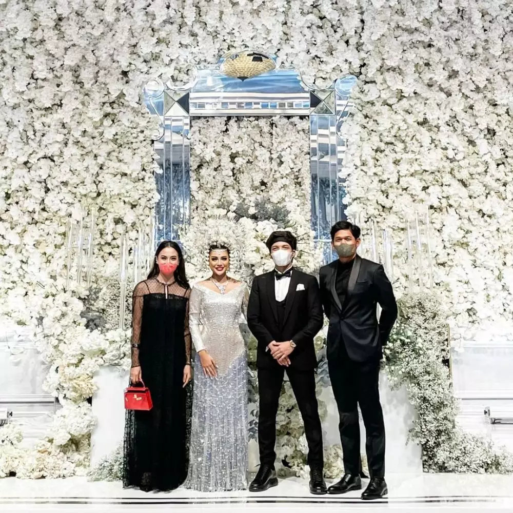 Gaya pasangan seleb kondangan di Atta-Aurel © Instagram Gaya pasangan seleb kondangan di Atta-Aurel © Instagram