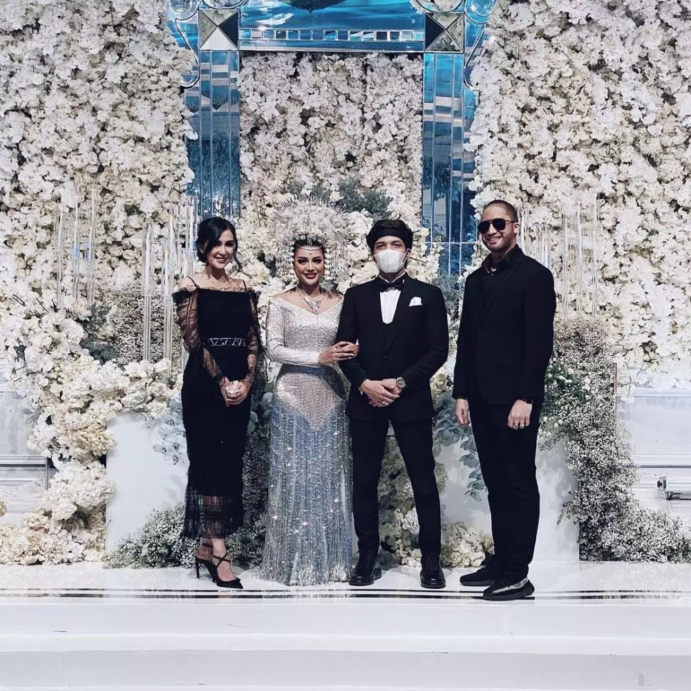 Gaya pasangan seleb kondangan di Atta-Aurel © Instagram Gaya pasangan seleb kondangan di Atta-Aurel © Instagram