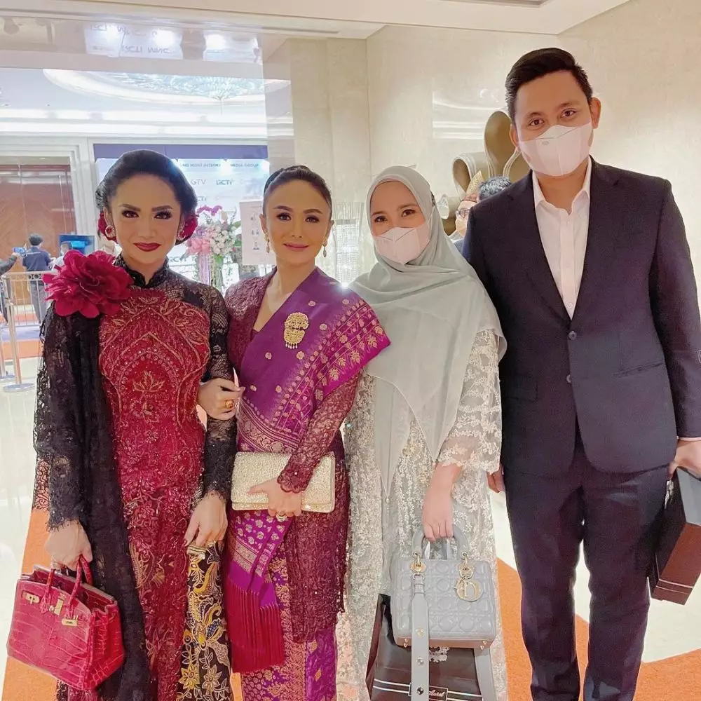 Gaya pasangan seleb kondangan di Atta-Aurel © Instagram Gaya pasangan seleb kondangan di Atta-Aurel © Instagram