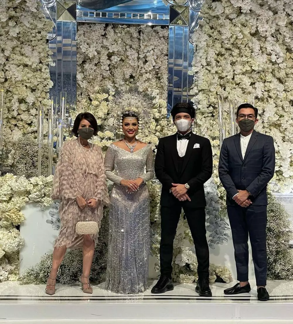 Gaya pasangan seleb kondangan di Atta-Aurel © Instagram Gaya pasangan seleb kondangan di Atta-Aurel © Instagram