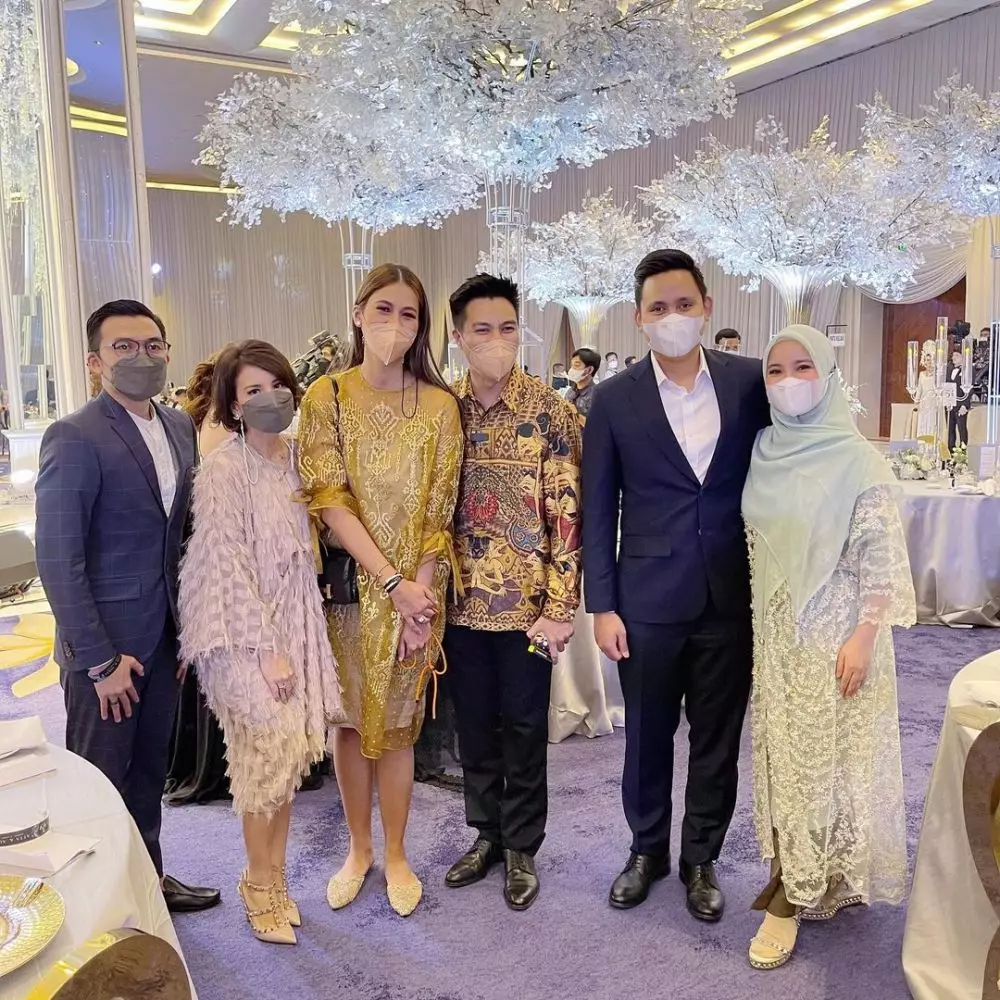 Gaya pasangan seleb kondangan di Atta-Aurel © Instagram Gaya pasangan seleb kondangan di Atta-Aurel © Instagram