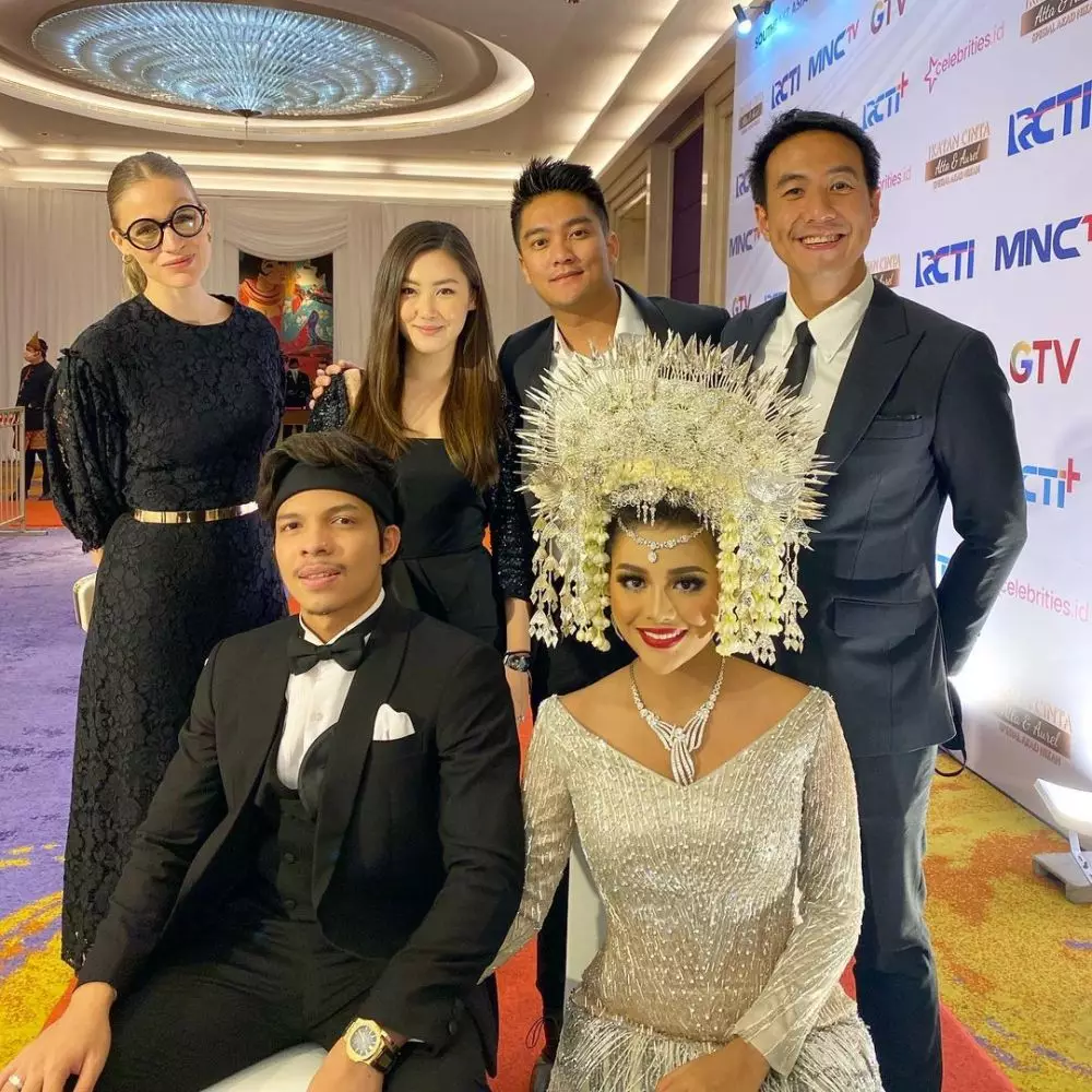 Gaya pasangan seleb kondangan di Atta-Aurel © Instagram Gaya pasangan seleb kondangan di Atta-Aurel © Instagram