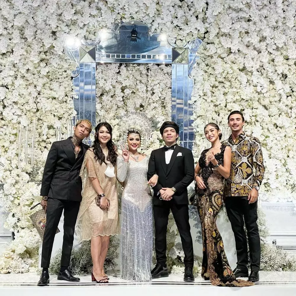 Gaya pasangan seleb kondangan di Atta-Aurel © Instagram Gaya pasangan seleb kondangan di Atta-Aurel © Instagram