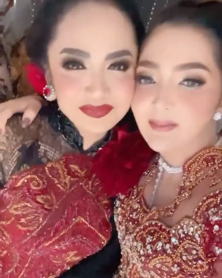 Momen kompak Ashanty dan Krisdayanti di nikahan Aurel © Instagram Momen kompak Ashanty dan Krisdayanti di nikahan Aurel © Instagram