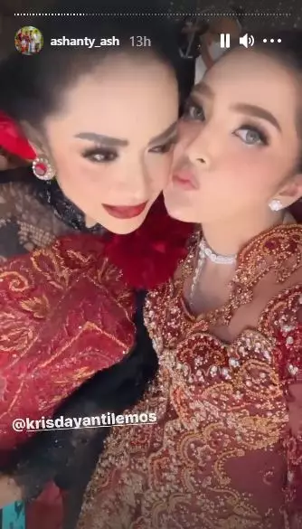 Momen kompak Ashanty dan Krisdayanti di nikahan Aurel © Instagram Momen kompak Ashanty dan Krisdayanti di nikahan Aurel © Instagram
