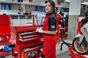 Pakai seragam mekanik, penampilan Anya Geraldine bak montir cantik