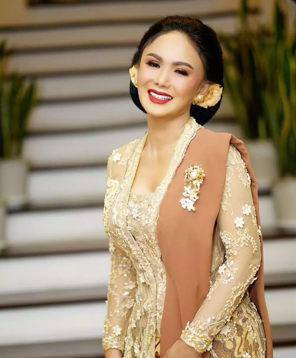 Gaya Yuni Shara kondangan Aurel © 2021 brilio.net