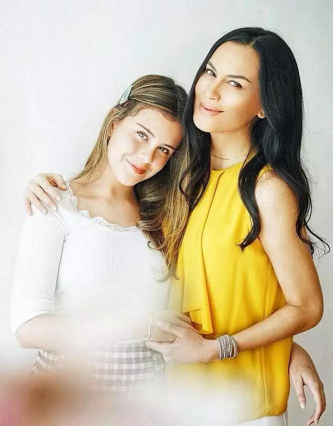 5 Gaya pemotretan Sophia Latjuba & Manuella Azizah, bak kakak adik © 2021 brilio.net 5 Gaya pemotretan Sophia Latjuba & Manuella Azizah, bak kakak adik © 2021 brilio.net