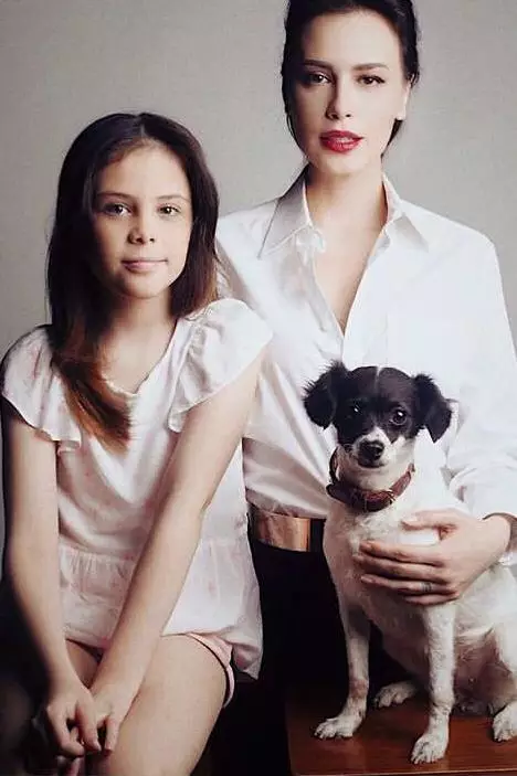 5 Gaya pemotretan Sophia Latjuba & Manuella Azizah, bak kakak adik © 2021 brilio.net 5 Gaya pemotretan Sophia Latjuba & Manuella Azizah, bak kakak adik © 2021 brilio.net