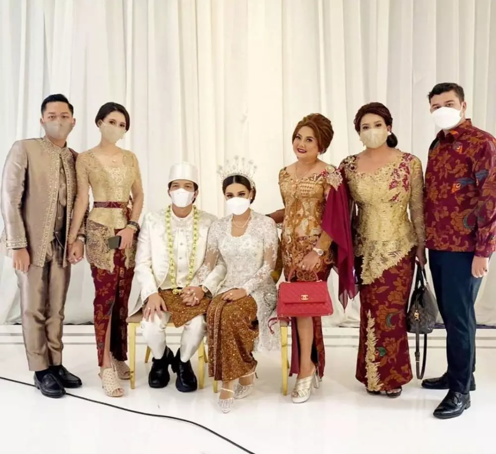 Potret Sarah Menzel di pernikahan Aurel dan Atta © 2021 brilio.net