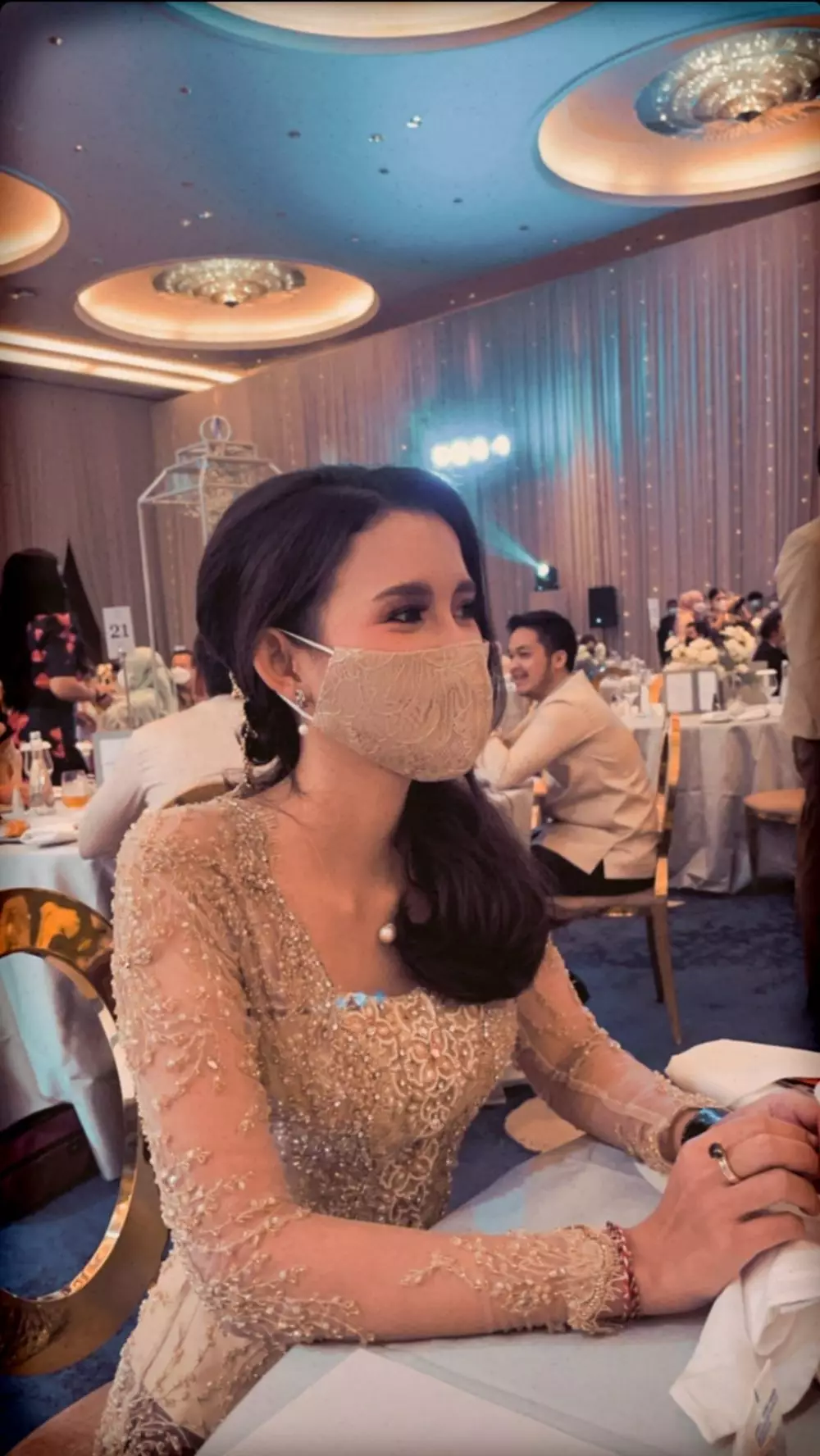 Potret Sarah Menzel di pernikahan Aurel dan Atta © 2021 brilio.net