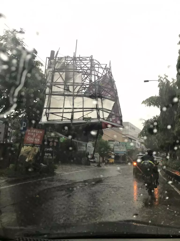 Potret Jogja pasca angin kencang © Twitter