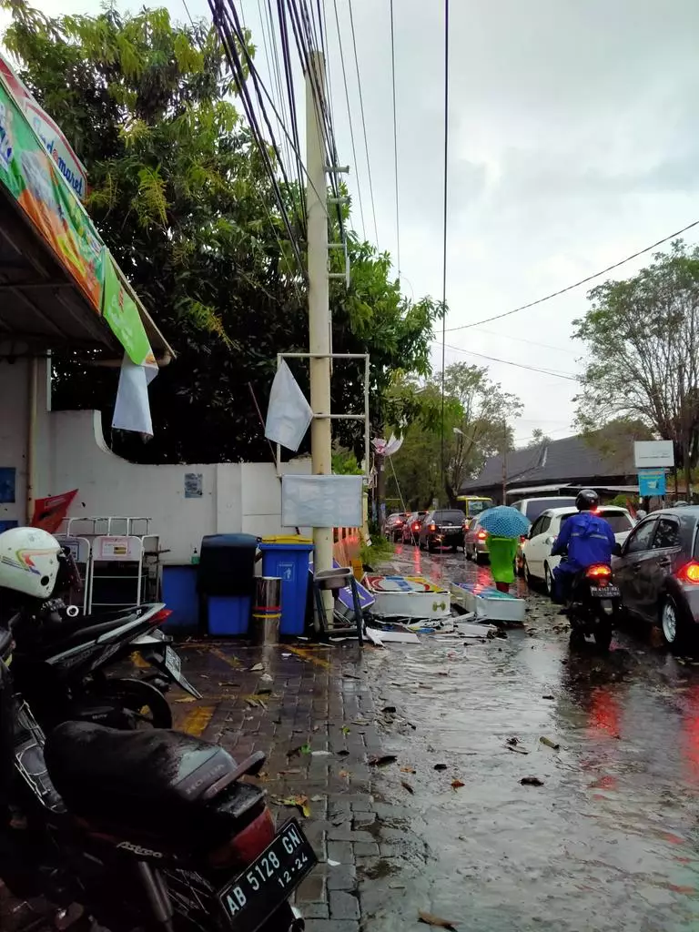 Potret Jogja pasca angin kencang © Twitter