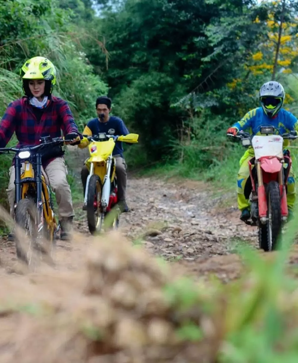 10 Momen Ririn Ekawati & Ibnu Jamil naik motor trail, couple goals berbagai sumber 10 Momen Ririn Ekawati & Ibnu Jamil naik motor trail, couple goals berbagai sumber