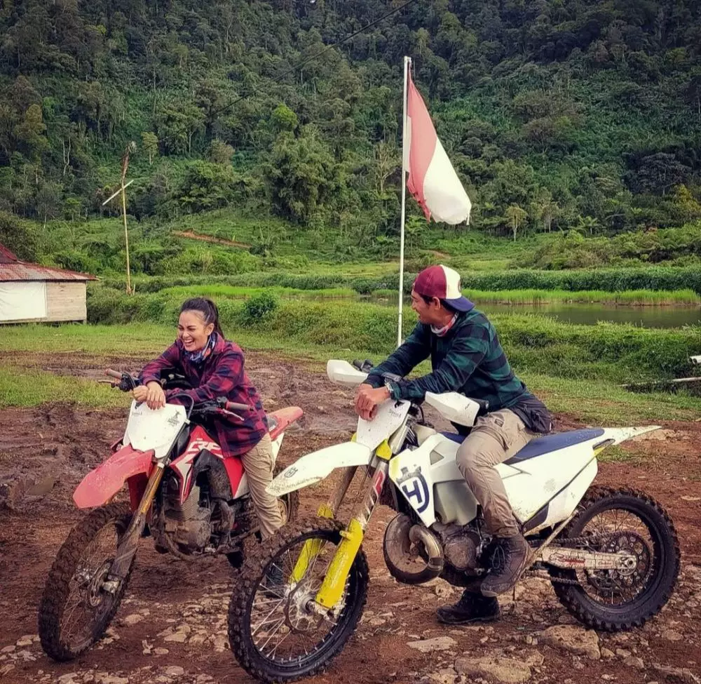 10 Momen Ririn Ekawati & Ibnu Jamil naik motor trail, couple goals berbagai sumber 10 Momen Ririn Ekawati & Ibnu Jamil naik motor trail, couple goals berbagai sumber