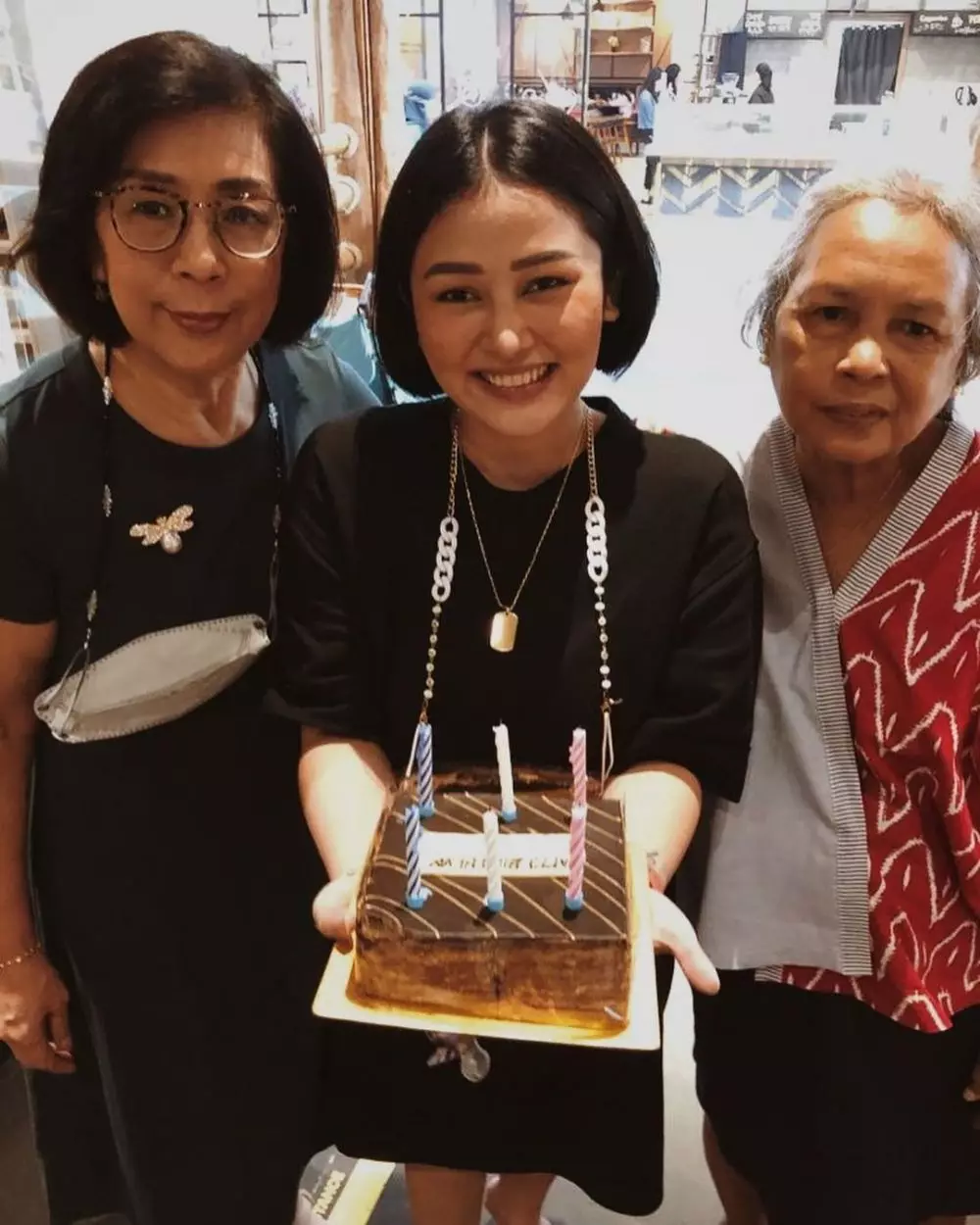 Momen ulang tahun Mutia Ayu ke-26 tahun © 2021 brilio.net Momen ulang tahun Mutia Ayu ke-26 tahun © 2021 brilio.net