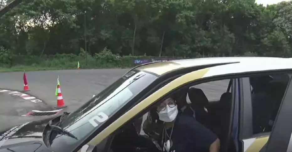 11 Momen menegangkan Cinta Kuya drifting, kepalanya ditutup kain hitam Youtube/cinta