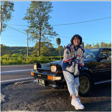 11 Momen Cinta Kuya drifting, kepalanya ditutup kain hitam