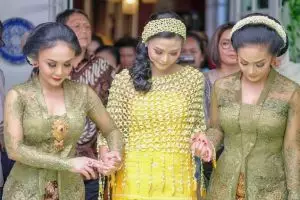 7 Gaya Yuni Shara kondangan dengan kebaya, terlihat cantik dan anggun
