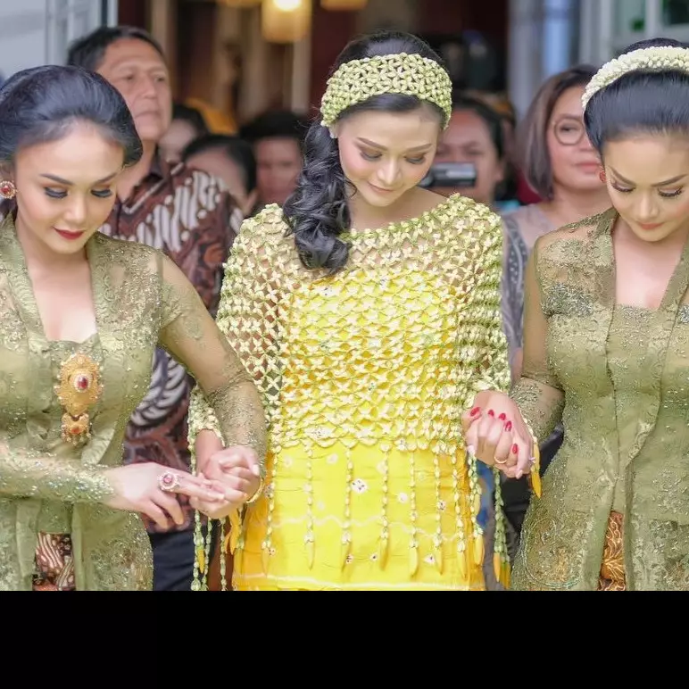 7 Gaya Yuni Shara kondangan dengan kebaya, terlihat cantik dan anggun