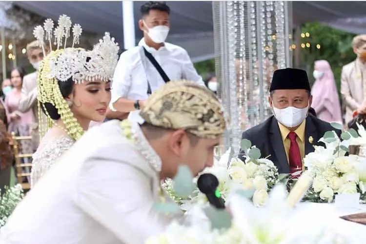 10 Pernikahan artis yang hadirkan pejabat sebagai saksi berbagai sumber 10 Pernikahan artis yang hadirkan pejabat sebagai saksi berbagai sumber