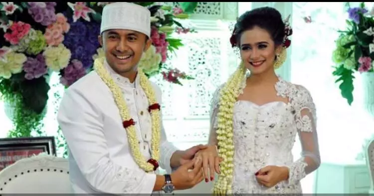 10 Pernikahan artis yang hadirkan pejabat sebagai saksi berbagai sumber 10 Pernikahan artis yang hadirkan pejabat sebagai saksi berbagai sumber