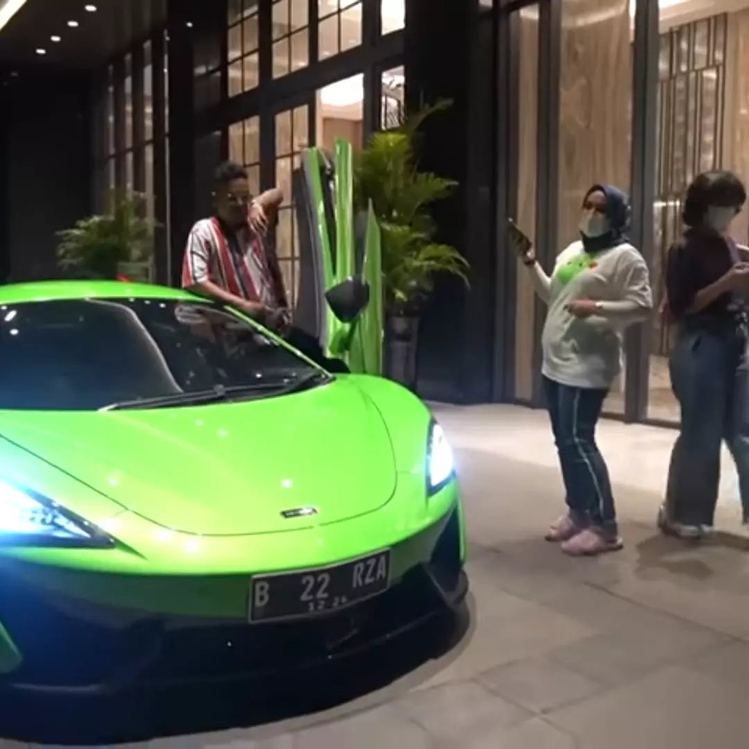 9 Momen ulang tahun Uya Kuya ke-46, dapat hadiah super car