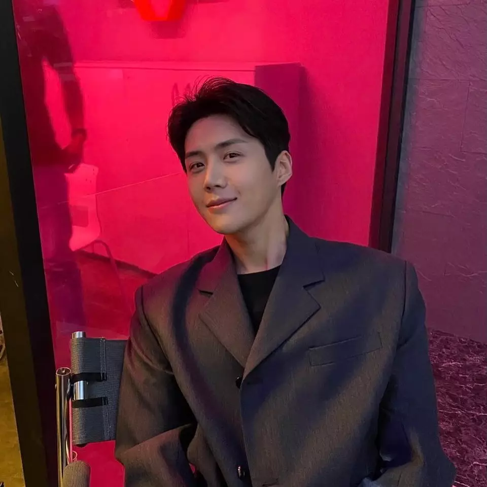 10 Transformasi Kim Seon-ho, pasangan Shin Min-ah di drama terbaru © 2021 brilio.net