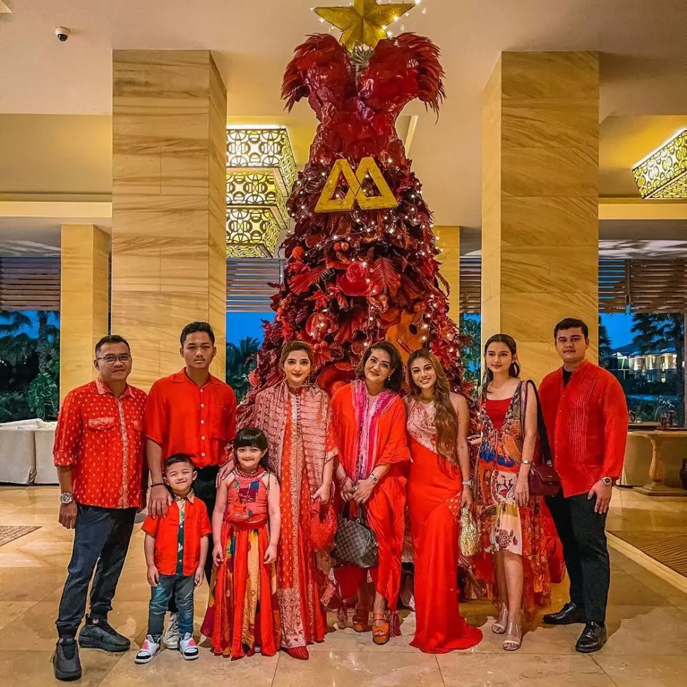 momen hangat sarah menzel dengan keluarga azriel © berbagai sumber momen hangat sarah menzel dengan keluarga azriel © berbagai sumber