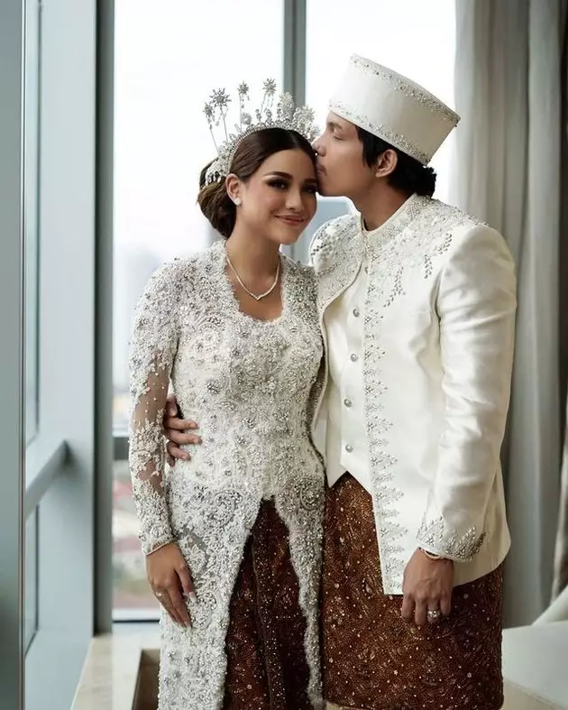 potret cincin nikah atta aurel yang harganya fantastis Berbagai sumber