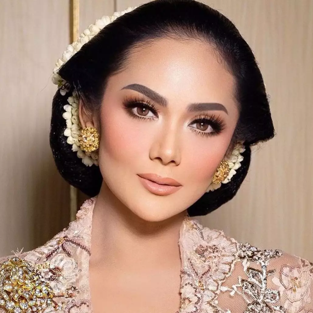 8 Beda gaya kondangan Krisdayanti dan Yuni Shara, anggun dan memesona
