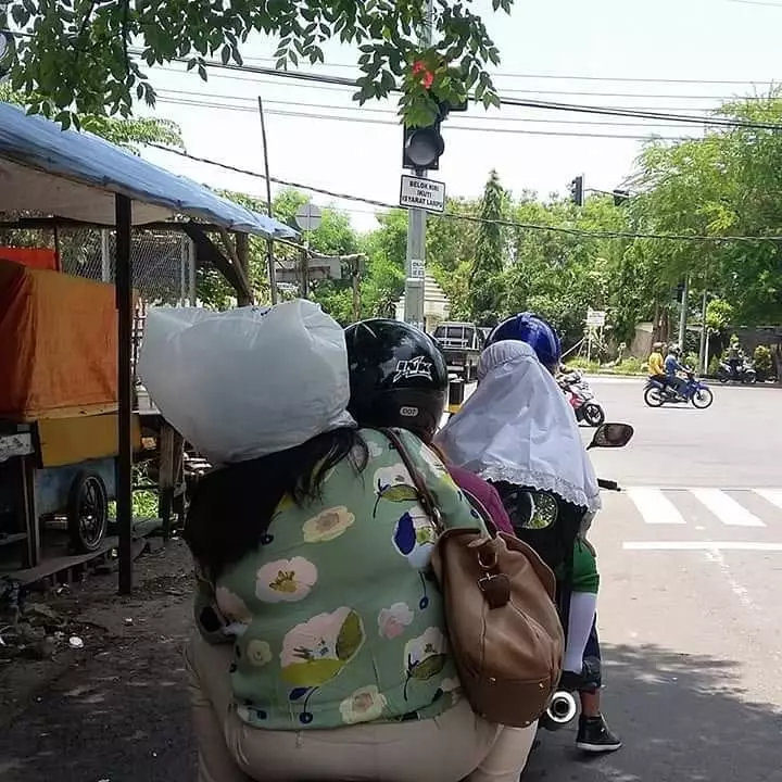 Potret lucu emak dibonceng © berbagai sumber Potret lucu emak dibonceng © berbagai sumber