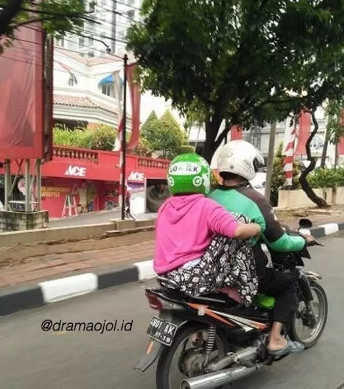 Potret lucu emak dibonceng © berbagai sumber Potret lucu emak dibonceng © berbagai sumber