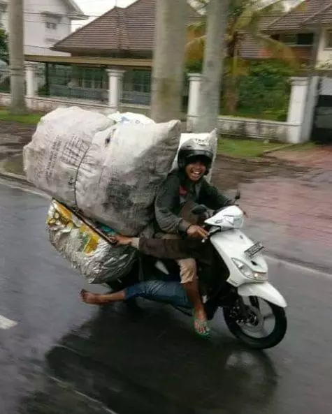 Potret lucu emak dibonceng © berbagai sumber Potret lucu emak dibonceng © berbagai sumber