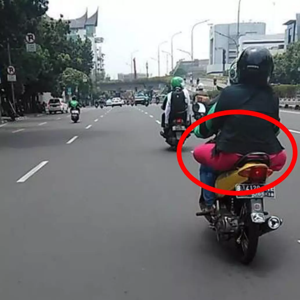 12 Potret lucu emak-emak dibonceng naik motor, mau ketawa takut dosa
